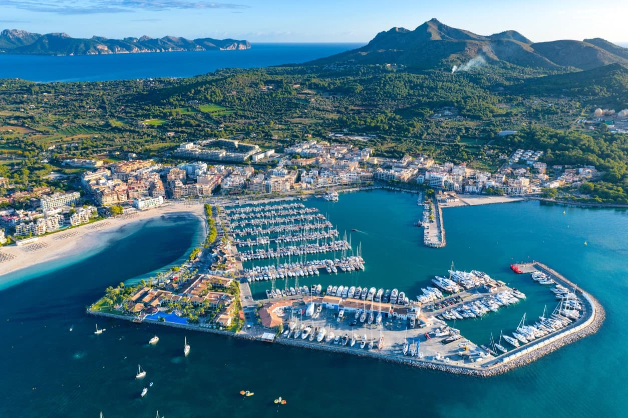 Vista aérea del Port d'Alcúdia y el puerto deportivo Alcudiamar