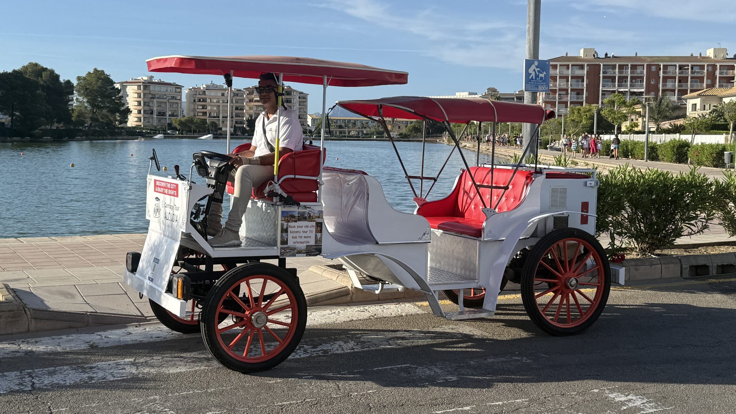 El carruaje eléctrico junto al lago del Port d'Alcúdia, con luz de tarde